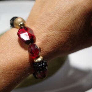 Women`s gold tone stretch bracelet. 2in inside dia